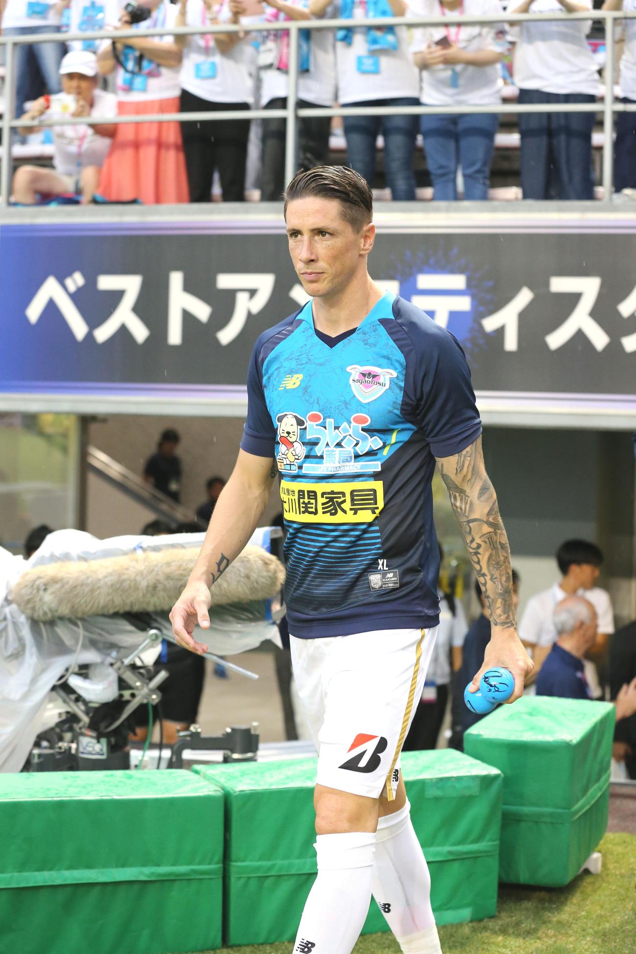 鳥栖対仙台　ピッチにでる鳥栖ＦＷフェルナンドトーレス（撮影・梅根麻紀）