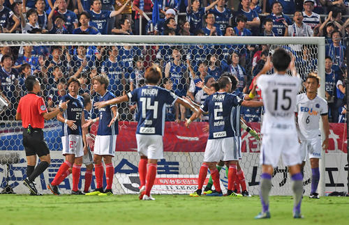 ＰＫのやり直しに驚く横浜イレブン