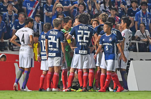 審判に詰め寄る横浜イレブン