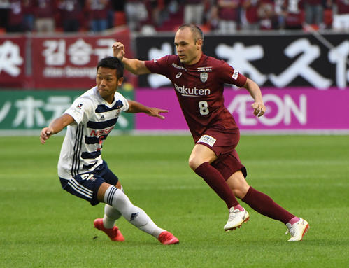 前半、ゴール前に迫る神戸MFアンドレス・イニエスタ(撮影・奥田泰也)