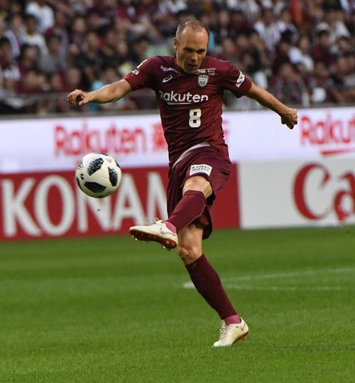 前半、シュートを放つ神戸MFアンドレス・イニエスタ(撮影・奥田泰也)