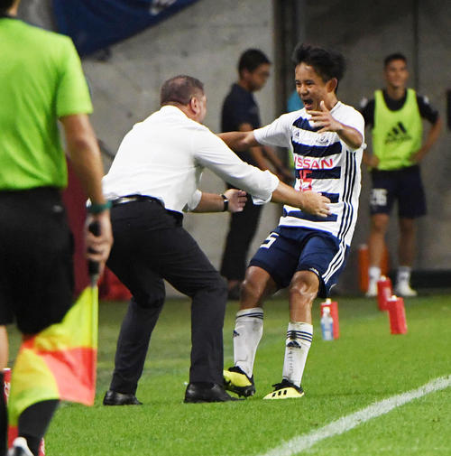神戸対横浜 後半、横浜MF久保(右)がゴールを決めポステコグルー監督と抱き合って喜ぶ(撮影・奥田泰也)