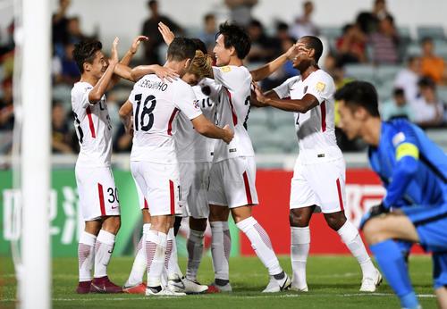 前半、2点目のゴールを決め、喜ぶ安部（左端）ら鹿島イレブン（共同）