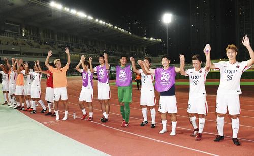 準決勝進出を決め、サポーターにあいさつする鹿島イレブン（共同）