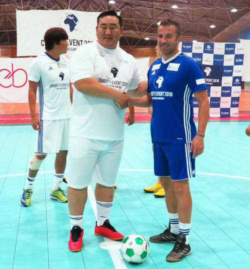 元朝青龍フットサル中 これで問題になった 苦笑い サッカー 日刊スポーツ