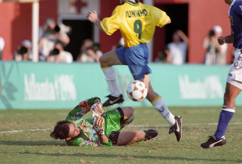 ]アトランタ五輪・サッカー男子予選リーグ　日本対ブラジル　日本はブラジルを下す大金星。ブラジル代表ＭＦジュニーニョの素早いドリブルを、ＧＫ川口能活は果敢に前に飛び出し、これをおさえる（1996年７月21日撮影）