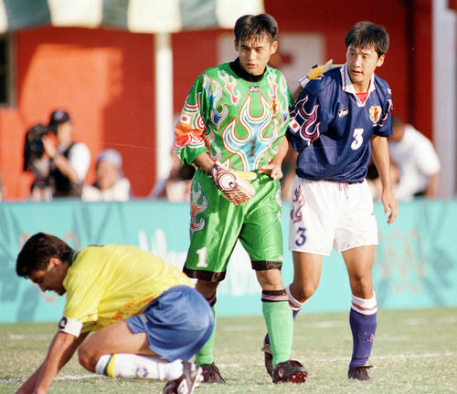 アトランタ五輪　日本対ブラジル　うずくまるブラジルＦＷベベット（左）を見つめる日本ＧＫ川口能活。右は日本ＤＦ鈴木秀人　（1996年7月21日撮影）