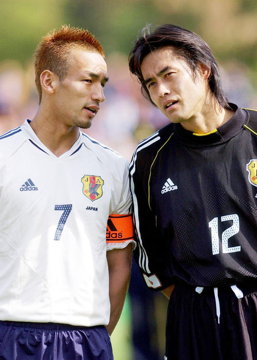 ルーマニア対日本　試合前言葉を交わす中田英寿（左）と川口能活（2003年10月11日撮影）