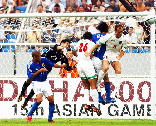 アジア杯２００４　日本対イラン　前半、好セーブするＧＫ川口能活（左から２人目）（2001年７月28日撮影）
