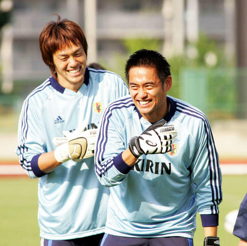 日本代表合宿　練習の合間に笑顔を見せる川口能活（右）と楢崎正剛（2005年5月23日撮影）