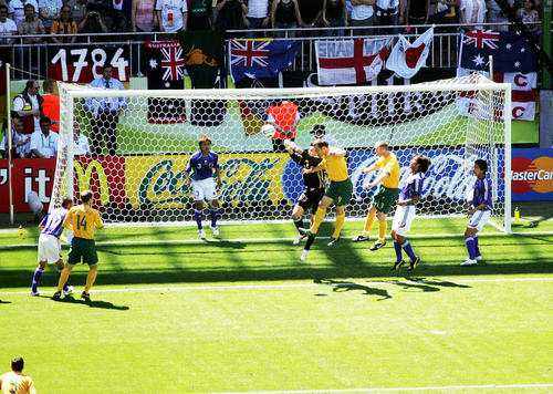 ２００６Ｗ杯ドイツ大会　日本対オーストラリア　前半、ゴール前でマークイ・ビドゥカと競り合いながらパンチングでクリアするＧＫ川口能活パンチング（2006年6月12日撮影）