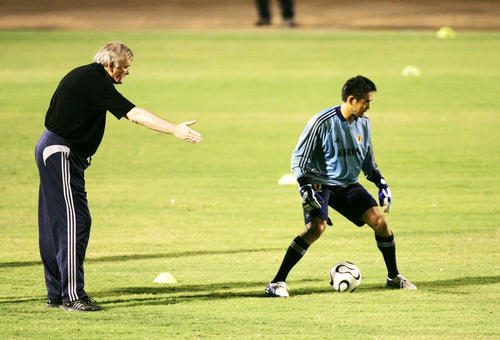  日本代表練習 イビチャ・オシム監督（左）がＧＫ川口能活に指示を出す（2006年９月１日撮影）
