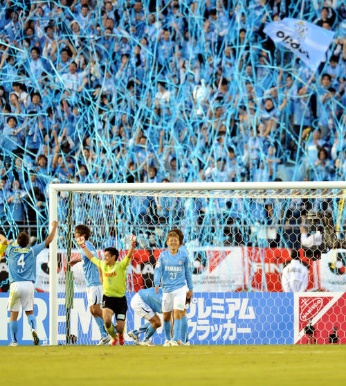 2010Jリーグヤマザキナビスコカップ決勝　磐田対広島　優勝の瞬間、青いテープが舞う中、ガッツポーズで喜ぶ左から磐田DF大井健太郎、DF古賀正紘、GK川口能活、MF那須大亮、MF上田康太（2010年11月3日撮影）