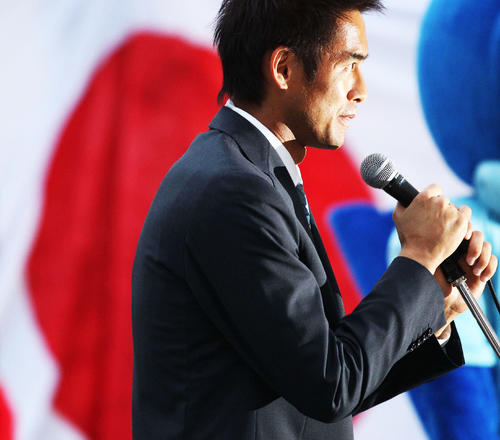Ｗ杯南アフリカ大会日本代表選手に選出され、日の丸を背に気合の入った表情で話す磐田川口能活（2010年５月10日撮影）