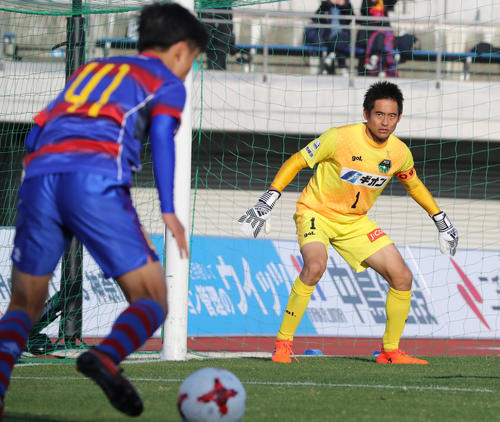 相模原対FC東京U－23　後半、ゴールに迫るFC東京U－23FW久保（背中）に対応しようとする相模原GK川口（2017年11月19日撮影）