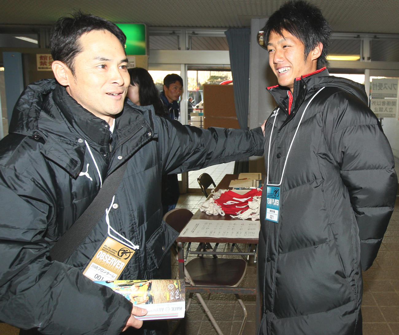 大島僚太（右）と向島建スカウト（2010年12月31日撮影）
