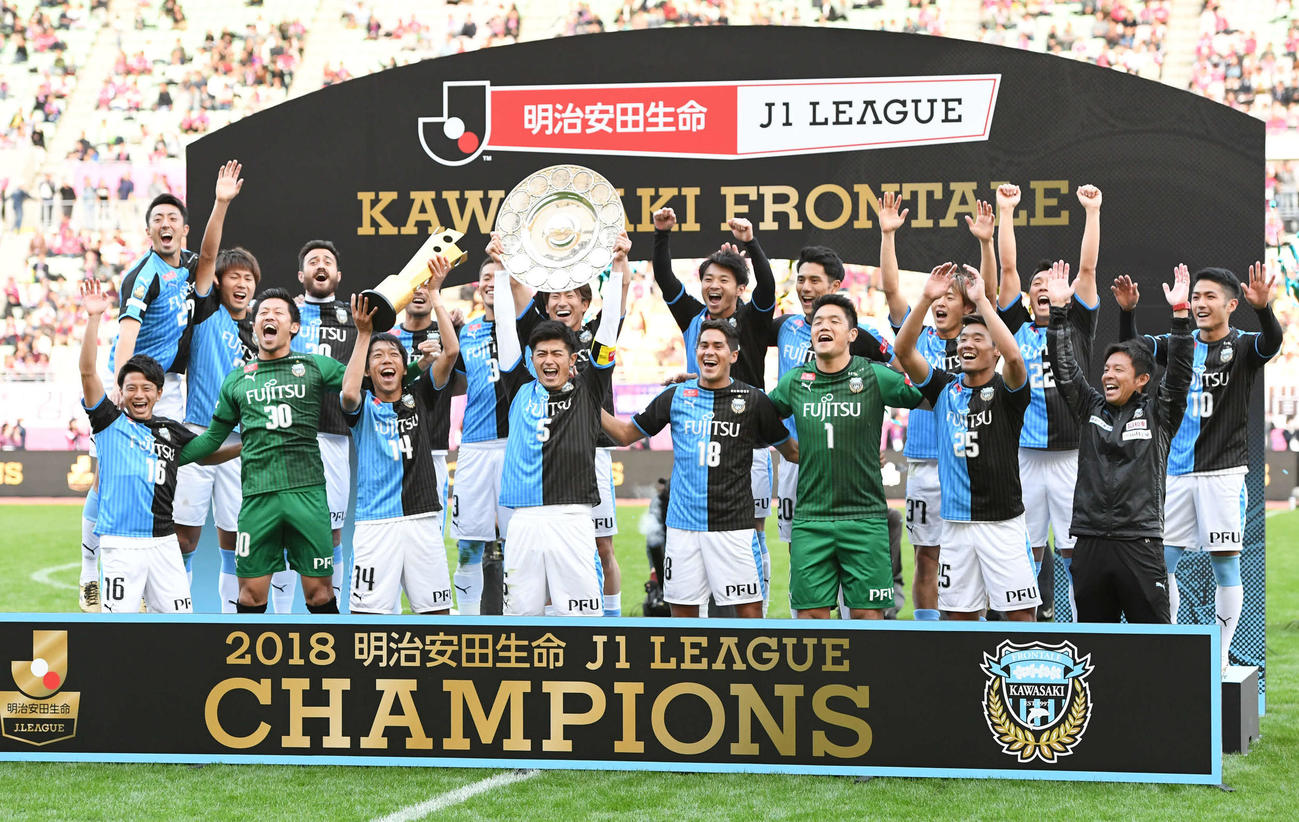 C大阪対川崎F　リーグ連覇を果たし、川崎Fの選手たちは記念撮影で万歳する（撮影・山崎安昭）