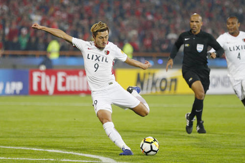 前半、ゴールを狙う鹿島鈴木(共同)