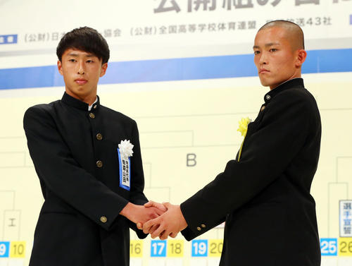 全国高校サッカー選手権組み合わせ抽選会で対戦が決まり握手を交わす青森山田・檀崎(左)と草津東・加藤(撮影・垰建太)