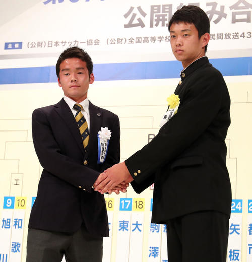 全国高校サッカー選手権組み合わせ抽選会で対戦が決まり握手を交わす仙台育英・堀江(左)と一条・酒本(撮影・垰建太)