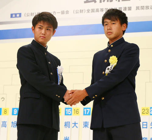 全国高校サッカー選手権組み合わせ抽選会で対戦が決まり握手を交わす桐光学園・望月(左)と大津・福島(撮影・垰建太)