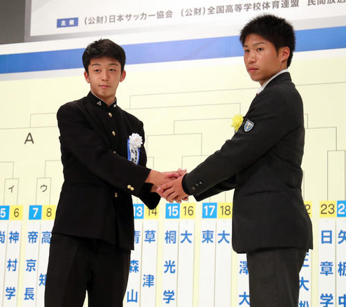 全国高校サッカー選手権組み合わせ抽選会で対戦が決まり握手を交わす丸岡・宮永(左)と東山・倉貫(撮影・垰建太)