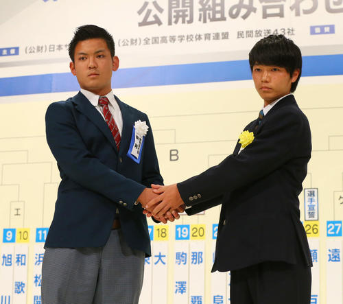 全国高校サッカー選手権組み合わせ抽選会で対戦が決まり握手を交わす東邦・野田(左)と大分・山口(撮影・垰建太)