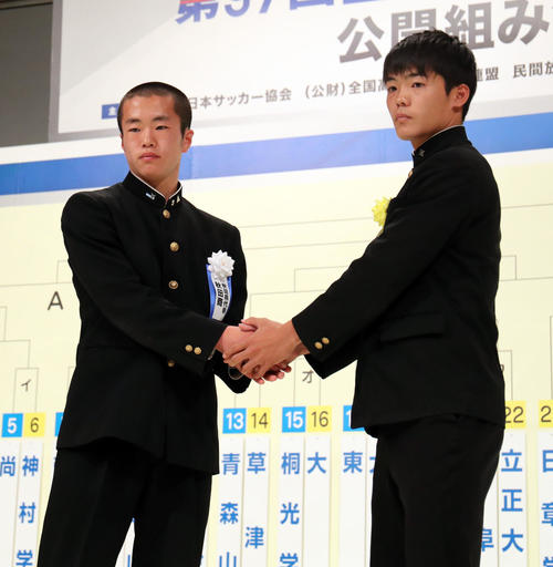 全国高校サッカー選手権組み合わせ抽選会で対戦が決まり握手を交わす秋田商・鈴木(左)と四日市中央工・山本(撮影・垰建太)