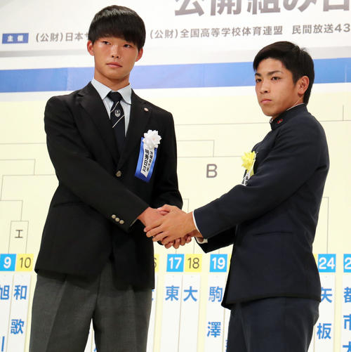 全国高校サッカー選手権組み合わせ抽選会で対戦が決まり握手を交わす大阪学院・山田(右)と明秀日立・高嶋(撮影・垰建太)
