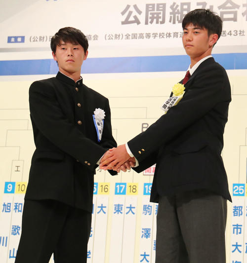 全国高校サッカー選手権組み合わせ抽選会で対戦が決まり握手を交わす星稜・岩岸(左)と関西学院・林(撮影・垰建太)