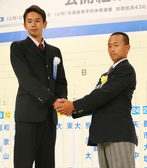 全国高校サッカー選手権組み合わせ抽選会で対戦が決まり握手を交わす浜松開誠館・山田(左)と長崎総科大付・鈴木(撮影・垰建太)