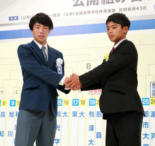 全国高校サッカー選手権組み合わせ抽選会で対戦が決まり握手を交わす羽黒・星野(左)と龍谷・黒木(撮影・垰建太)