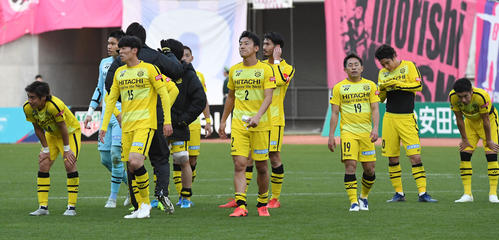 C大阪対柏　C大阪に勝利も降格が決定した柏イレブン（撮影・前岡正明）