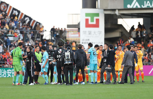 清水対神戸　試合終了するも、センターサークル付近で両チームがもみ合いになり整列はできなかった（撮影・河野匠）