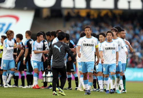 川崎F対磐田 逆転負けし、ぼうぜんとするDF大井(中央)ら磐田の選手たち(撮影・狩俣裕三)