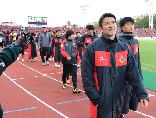 名古屋対湘南 J1残留が決まり笑顔で場内一周するFW玉田(右)ら名古屋イレブン(撮影・小沢裕)