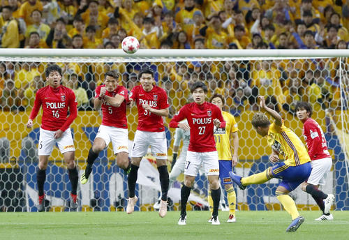 仙台野津田（手前右）のFKに壁をつくる浦和の（左から）青木、槙野、岩波、橋岡（共同）