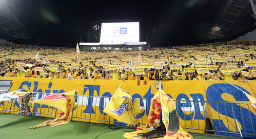 浦和対仙台　試合前に盛り上がる仙台サポーター（撮影・狩俣裕三）