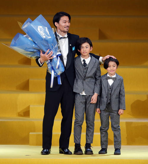 MVPを受賞し息子たちから花束を受け取り笑顔の川崎F・MF家長（撮影・河野匠）