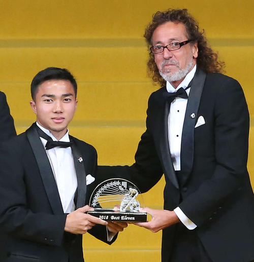 ベストイレブンに選出されラモス瑠偉氏（右）から表彰される札幌MFチャナティップ（撮影・河野匠）