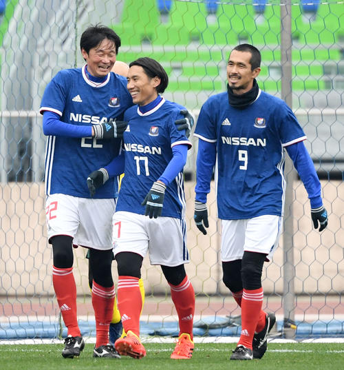 前半、ゴールを決め笑顔を見せる横浜F・マリノスレジェンドの坂田(中央)。左は岡山、右は久保(撮影・横山健太)