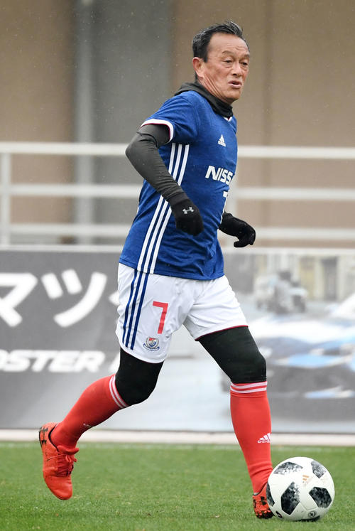 前半、ドリブルをする横浜・マリノスレジェンドの金田(撮影・横山健太)