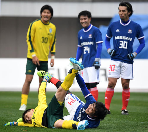 後半、FKのカベ役でおどける湘南ベルマーレレジェンドの名良橋(左)と横浜F・マリノスレジェンドの安永(撮影・横山健太)