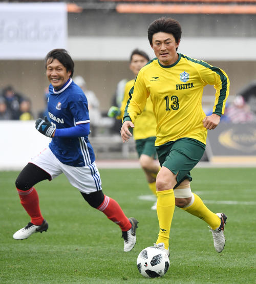 前半、ドリブルする湘南ベルマーレレジェンドの岩本(撮影・横山健太)