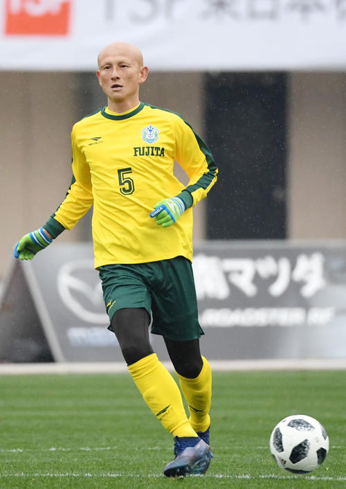 前半、パスを出す湘南ベルマーレレジェンドの田坂(撮影・横山健太)