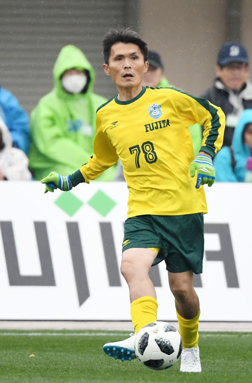 前半、パスを出す湘南ベルマーレレジェンドの奈良橋(撮影・横山健太)