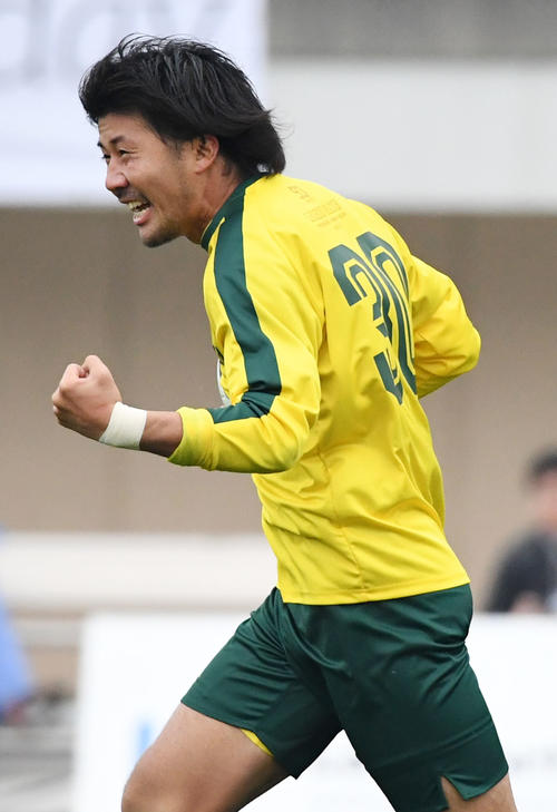 後半、ゴールを決め笑顔を見せる湘南ベルマーレレジェンドの島村(撮影・横山健太)
