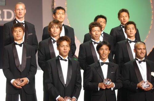 2001年のベストイレブンに選出された鹿島MF小笠原満男(中列左)