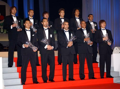 2003Jリーグベストイレブンに選出された小笠原満男(前列左)