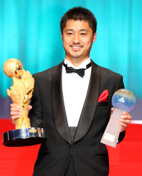 最優秀選手賞を受賞した鹿島MF小笠原満男(09年12月7日撮影)